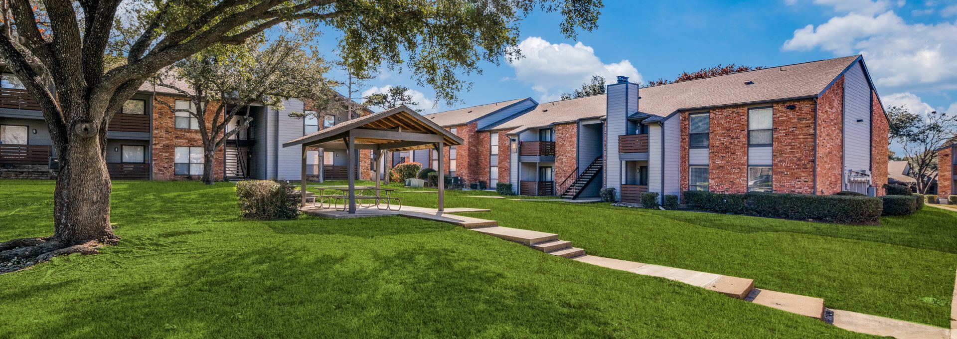 the courtyard at The Falltree Apartments