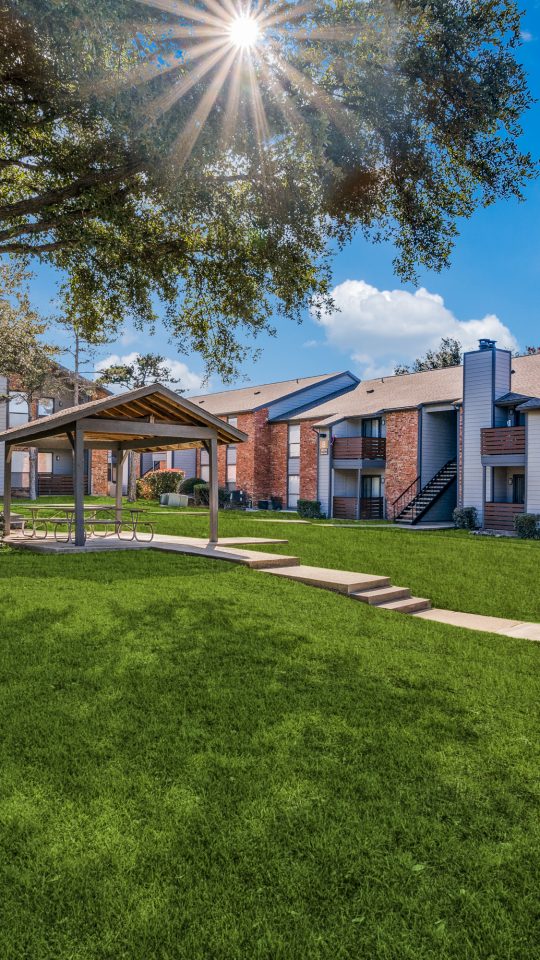 the courtyard at The Falltree Apartments